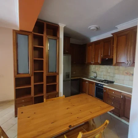 Tirane, jepet me qera apartament 2+1 Kati 10, 100 m² 700 € (Rruga kavajes)