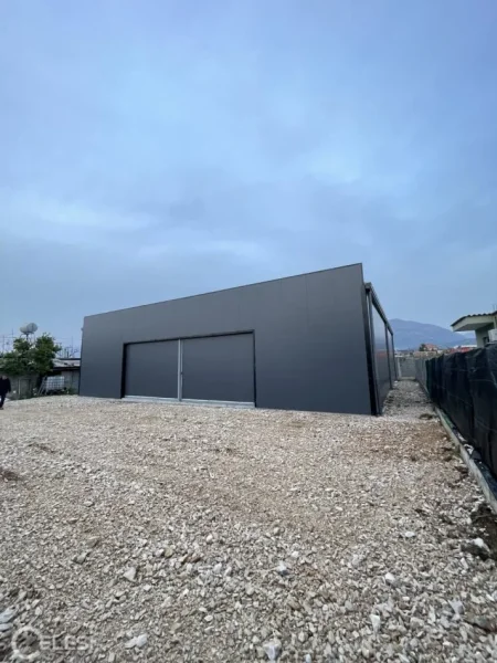 Tirane, jepet me qera ambjent biznesi Kati 0, 665 m² 1.500 € (BATHORE)