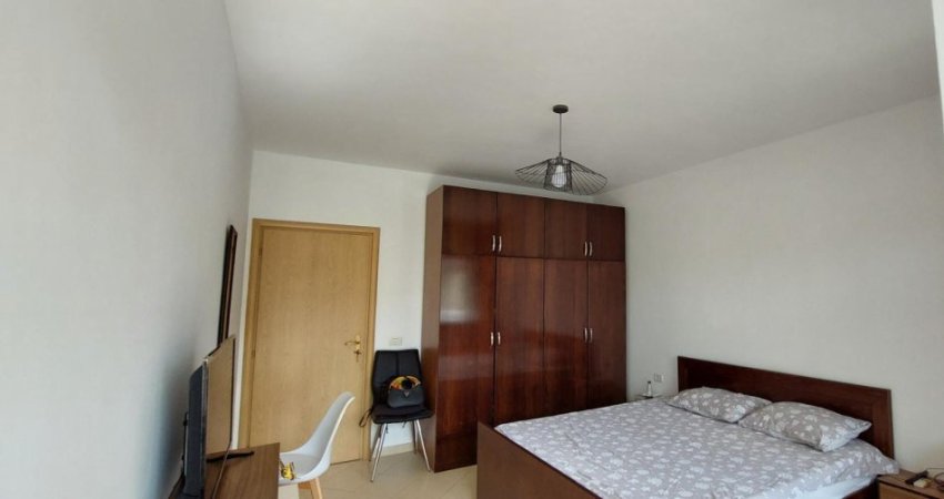 Tirane, jepet me qera apartament 3+1 Kati 10, 650 € (21 dhjetori)