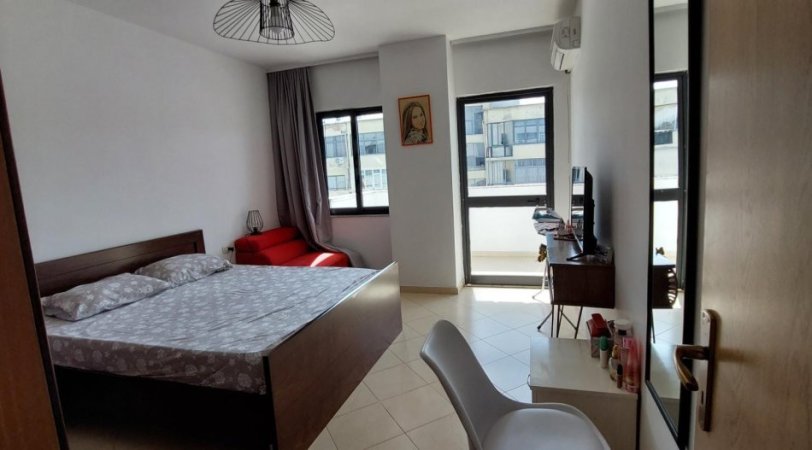 Tirane, jepet me qera apartament 3+1 Kati 10, 650 € (21 dhjetori)