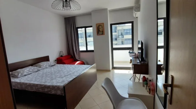 Tirane, jepet me qera apartament 3+1 Kati 10, 650 € (21 dhjetori)
