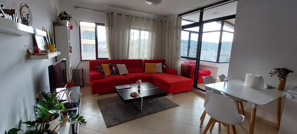 Tirane, jepet me qera apartament 3+1 Kati 10, 650 € (21 dhjetori)