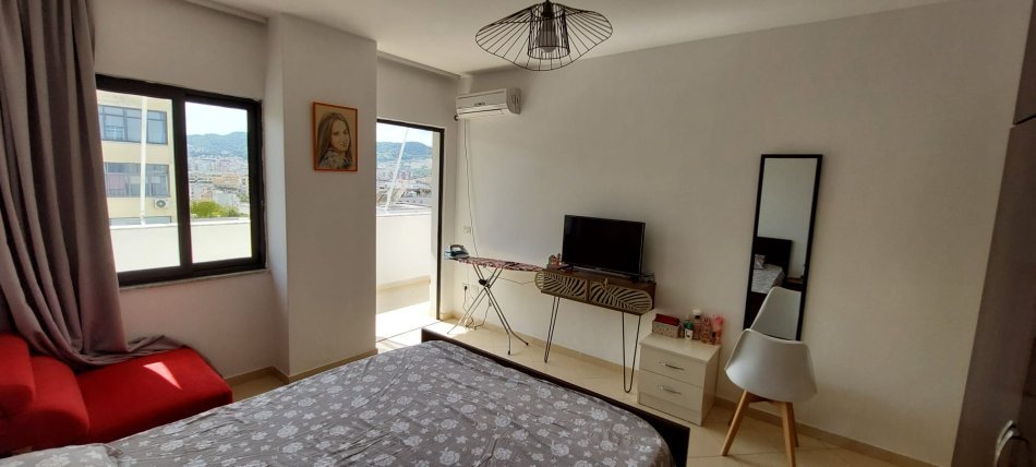 Tirane, jepet me qera apartament 3+1 Kati 10, 650 € (21 dhjetori)