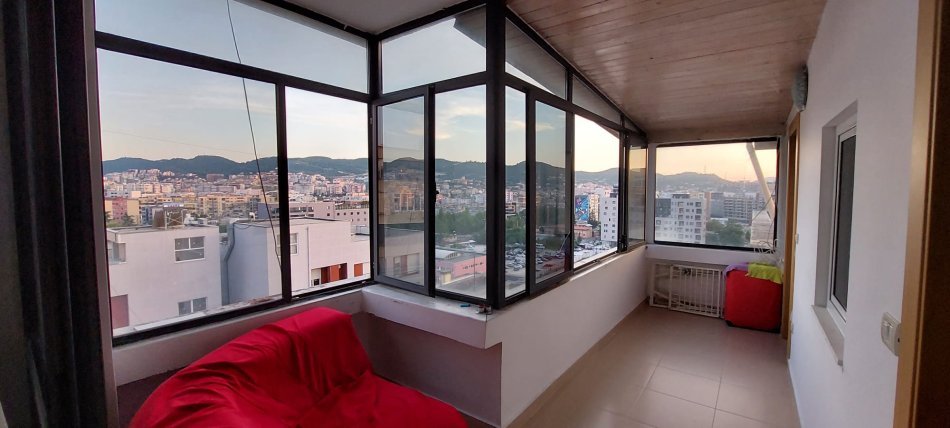 Tirane, jepet me qera apartament 3+1 Kati 10, 650 € (21 dhjetori)