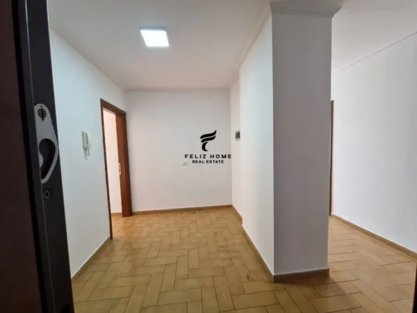 Tirane, jepet me qera zyre Kati 12, 157 m² 1.500 € (BLLOK)