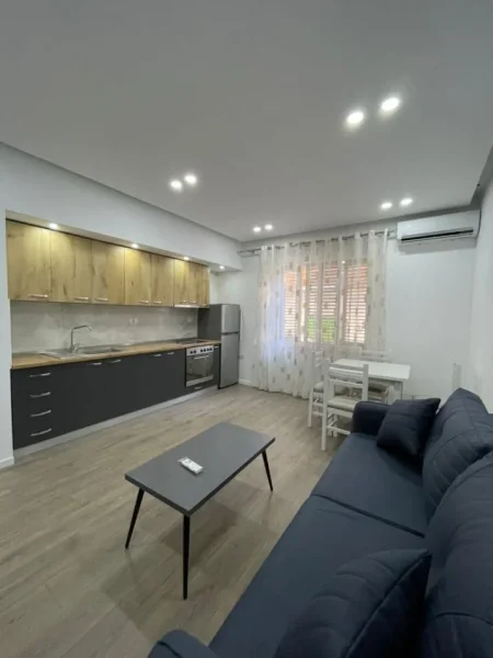 Tirane, jepet me qera apartament 1+1+Ballkon Kati 2, 65 m² 450 € (Kodra e Diellit tek market Aldi)