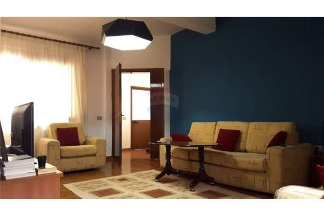 Tirane, jepet me qera apartament 1+1 Kati 2, 87 m² 350 Euro (Pazari i Ri)