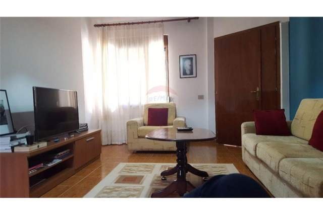 Tirane, jepet me qera apartament 1+1+A Kati 2, 85 m² 350 Euro (Pazari i Ri)