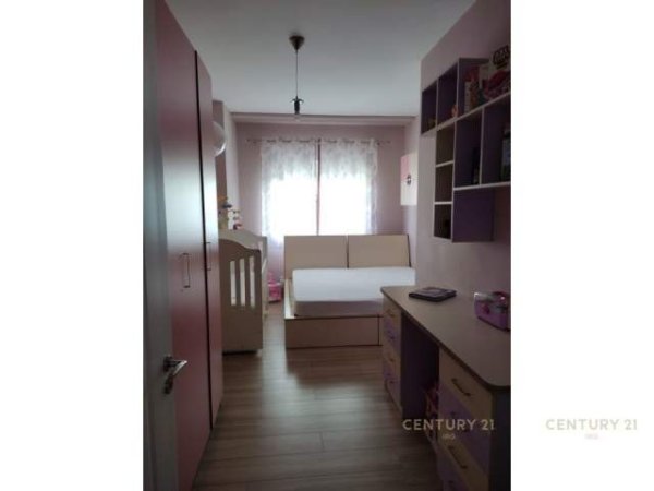 Tirane, shes apartament 2+1+BLK 125.000 euro (yzberisht)