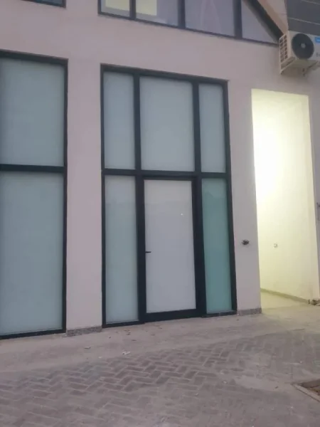 Tirane, jepet me qera dyqan Kati 0, 25 m² 420  Euro (Rr Kavajës)