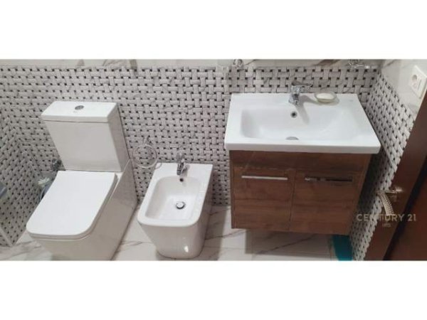 Tirane, jepet me qera apartament 450 Euro (kopshti botanik)