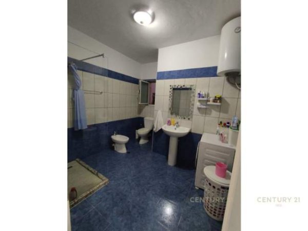 Tirane, shes apartament 2+1+BLK 125.000 euro (yzberisht)