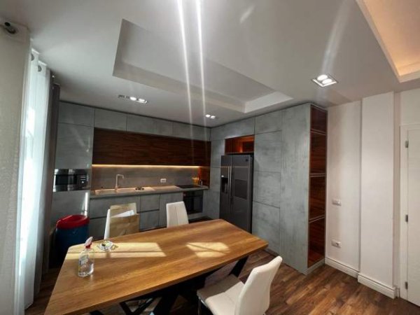 Tirane, jepet me qera apartament 900 Euro (sauk)