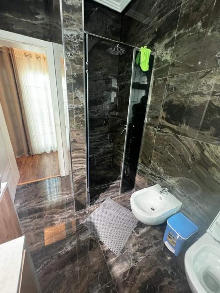 Tirane, jepet me qera apartament 900 Euro (sauk)