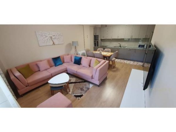 Tirane, jepet me qera apartament 450 Euro (kopshti botanik)