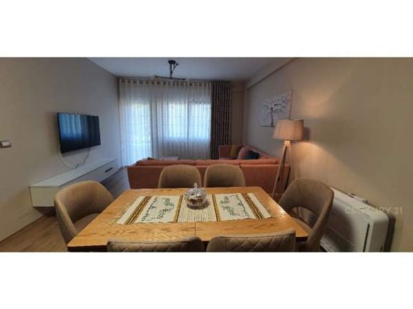 Tirane, jepet me qera apartament 450 Euro (kopshti botanik)
