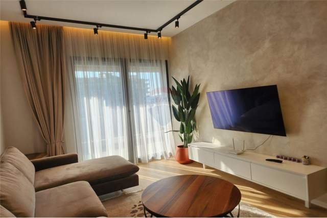 Tirane, jepet me qera apartament 75 m² 750 Euro (kompleksi deliorgji)