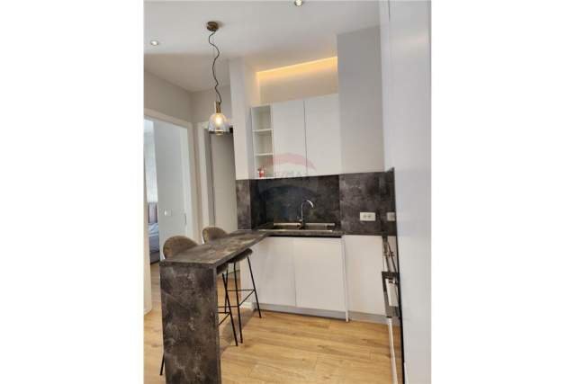 Tirane, jepet me qera apartament 75 m² 750 Euro (kompleksi deliorgji)