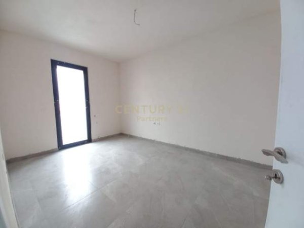 Tirane, jepet me qera apartament 3+1+BLK Kati 2, 120 m² 400 Euro (Rruga 29 Nentori)