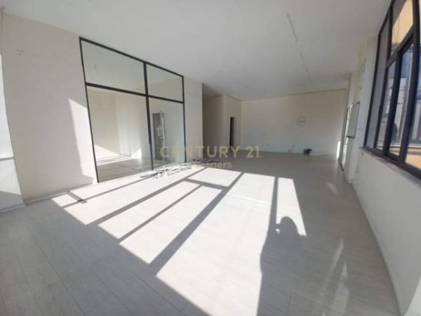 Tirane, jepet me qera zyre Kati 1, 100 m² 570 Euro (Rruga e Kavajes)