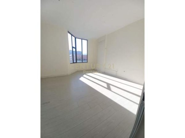 Tirane, jepet me qera zyre Kati 1, 100 m² 570 Euro (Rruga e Kavajes)