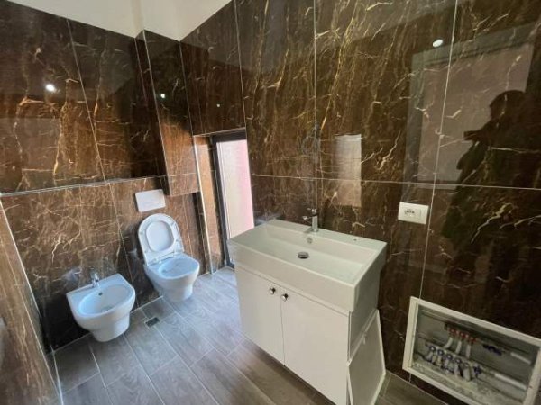 Tirane, shitet apartament duplex 3+1+BLK Kati 0, 177 m² 215.000 Euro (Kombinat)