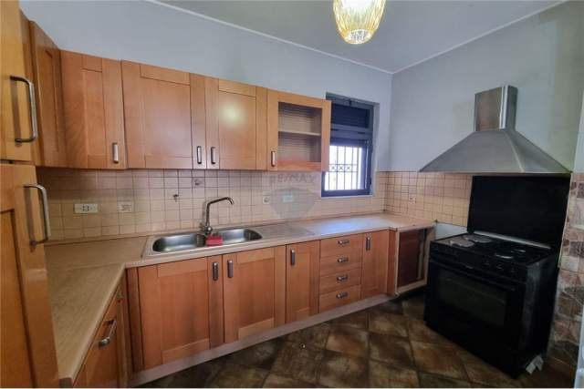 Tirane, jepet me qera apartament 2+1+BLK Kati 3, 110 m² 400 Euro (Ali Demi)