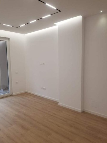Tirane, jepet me qera zyre Kati 6, 108 m² 1.000 Euro (Rruga e Kosovareve)