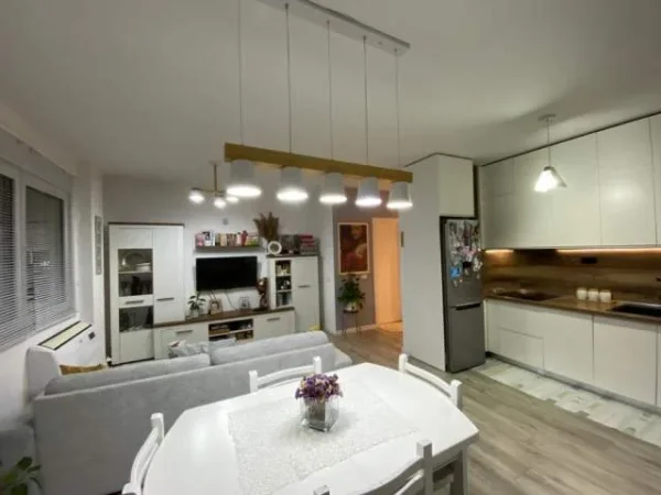 Tirane, jepet me qera 2+1+BLK Kati 4, 105 m² 600 Euro (Selita e vjeter)