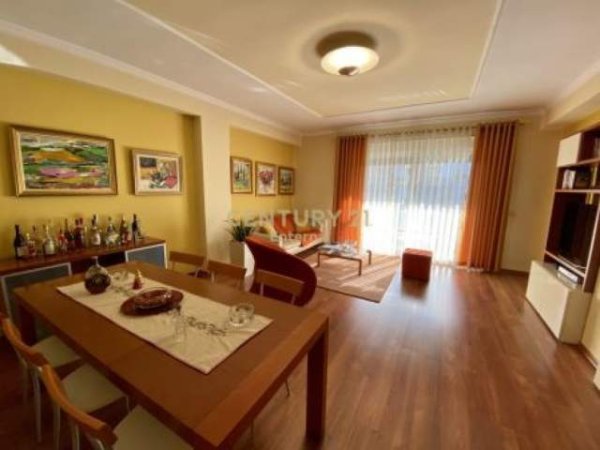 Tirane, jepet me qera apartament 2+1 Kati 4, 120 m² 1.300 Euro (Blloku)