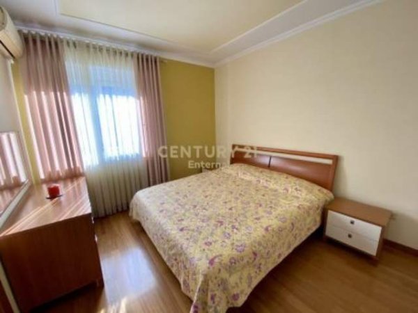 Tirane, jepet me qera apartament 2+1 Kati 4, 120 m² 1.300 Euro (Blloku)