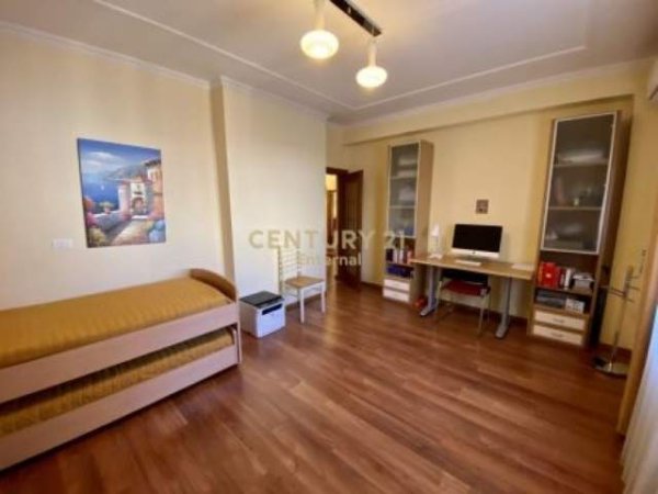 Tirane, jepet me qera apartament 2+1 Kati 4, 120 m² 1.300 Euro (Blloku)