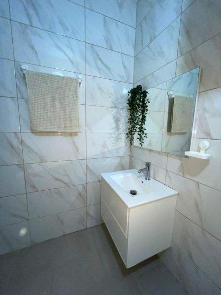Tirane, jepet me qera apartament 1+1 Kati 2, 66 m² 450 Euro (Siri Kodra)