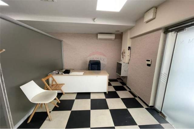 Tirane, jepet me qera zyre Kati 0, 43 m² 400 Euro (Bllok)