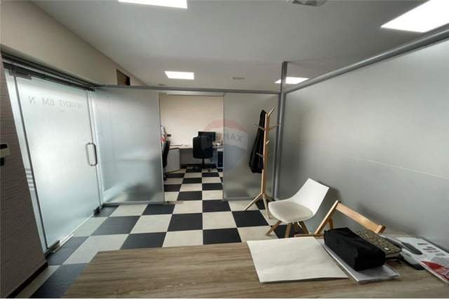 Tirane, jepet me qera zyre Kati 0, 43 m² 400 Euro (Bllok)