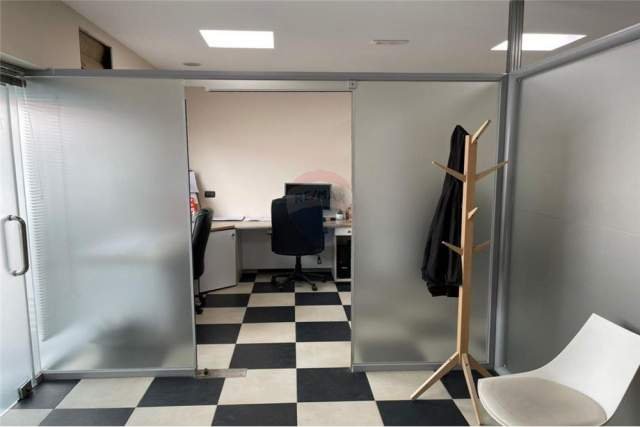 Tirane, jepet me qera zyre Kati 0, 43 m² 400 Euro (Bllok)