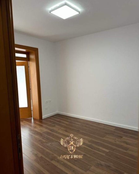 Durres, jap me qera zyre Kati 3, 86 m² 650 Euro (Flagship Center , Rruge Kryesore)