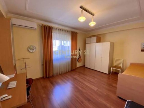 Tirane, jepet me qera apartament 2+1 Kati 4, 120 m² 1.300 Euro (Blloku)