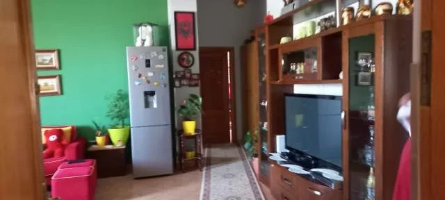 Shitet Ndërtes Re 4-kate, banim & shërbim, ideale për 2-familje, dy-kate te para sip.tregtare 260m2, kati 3 & 4 banim 313m2, rr. P.Gurakuqi,100m nga rrethe-rrotullimi Shkozës/ Poligrafiku