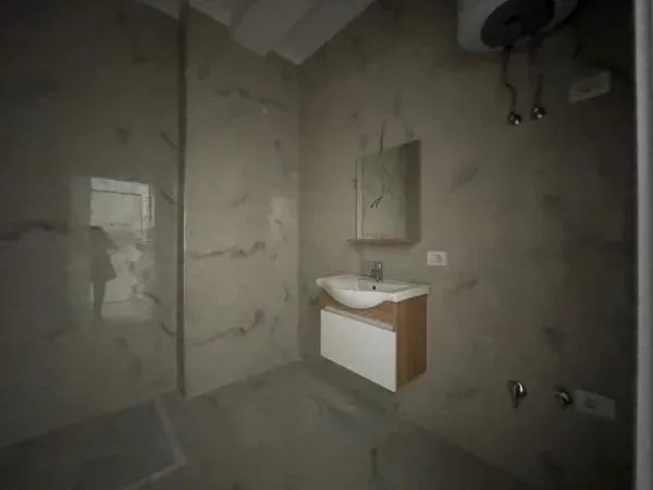 Tirane, jepet me qera apartament 2+1 Kati 3, 99 m² 1.000 Euro (Rruga e Kosovareve)