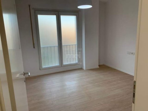 Tirane, jepet me qera zyre Kati 4, 103 m² 400 Euro (Ali Demi)