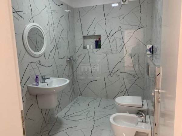 Tirane, jepet me qera zyre Kati 4, 103 m² 400 Euro (Ali Demi)