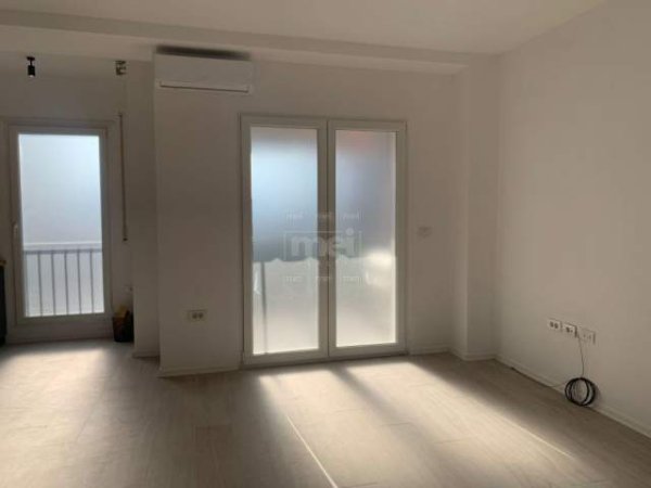 Tirane, jepet me qera zyre Kati 4, 103 m² 400 Euro (Ali Demi)