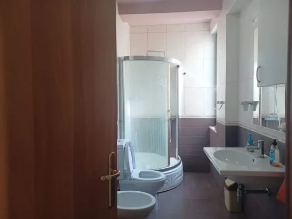 Tirane, jepet me qera apartament 2+1+A+BLK Kati 2, 750 Euro (BULEVARDI ZOGU I 1)