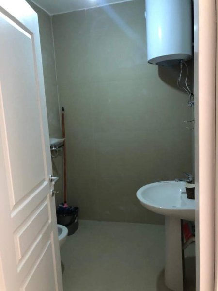 Tirane, jepet me qera apartament 1+1 Kati 3, 76 m² 300 Euro (Fusha e Aviacionit)