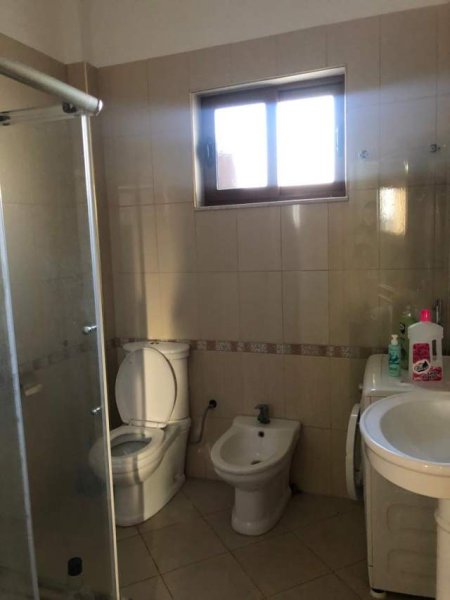 Tirane, jepet me qera apartament 2+1 Kati 3, 120 m² 500 Euro (rruga 3 vellezrit kondi)