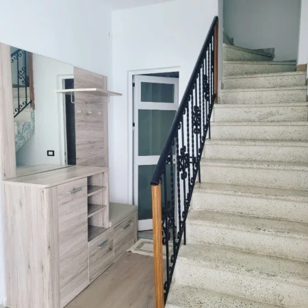 Tirane, jepet me qera apartament duplex 1+1+Ballkon Kati 2, 85 m² 450 € (Brryl prane Maternitetit te Ri)