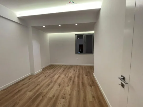 Tirane, shes apartament 2+1 Kati 10, 101 m² 237.000 € (rruga e kavajes)