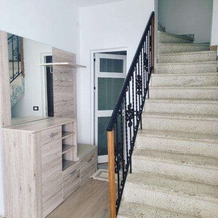 Tirane, jepet me qera apartament duplex 1+1+Ballkon , 80 m² 450 € (rruga Ali Demi)