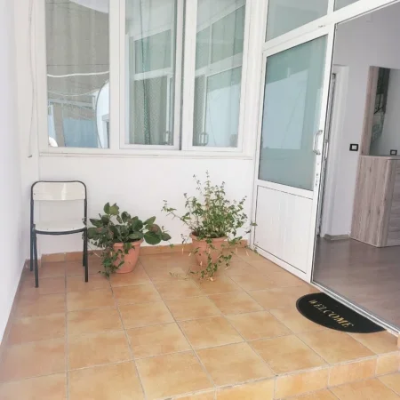 Tirane, jepet me qera apartament duplex 1+1+Ballkon , 80 m² 450 € (rruga Ali Demi)